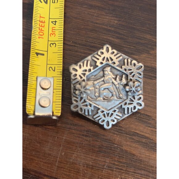 Vintage Ms Dee Pewter Hexagonal Snowflake Pin W/ Skier Design & Dual Clutch Back - Picture 2 of 3